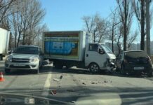 Массовое ДТП в Ростове на Доватора парализовало движение в сторону Малиновского Массовое ДТП на Доватора в Ростове //Фото: телеграм-канал Don Mash