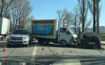 Массовое ДТП в Ростове на Доватора парализовало движение в сторону Малиновского Массовое ДТП на Доватора в Ростове //Фото: телеграм-канал Don Mash