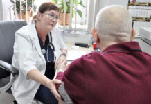 Терапевт ростовского онкоцентра получила звание «Заслуженный врач России» Врач Людмила Арсеньянц ведет прием онкобольных //Фото пресс-службы ФГБУ «НМИЦ онкологии» Минздрава России