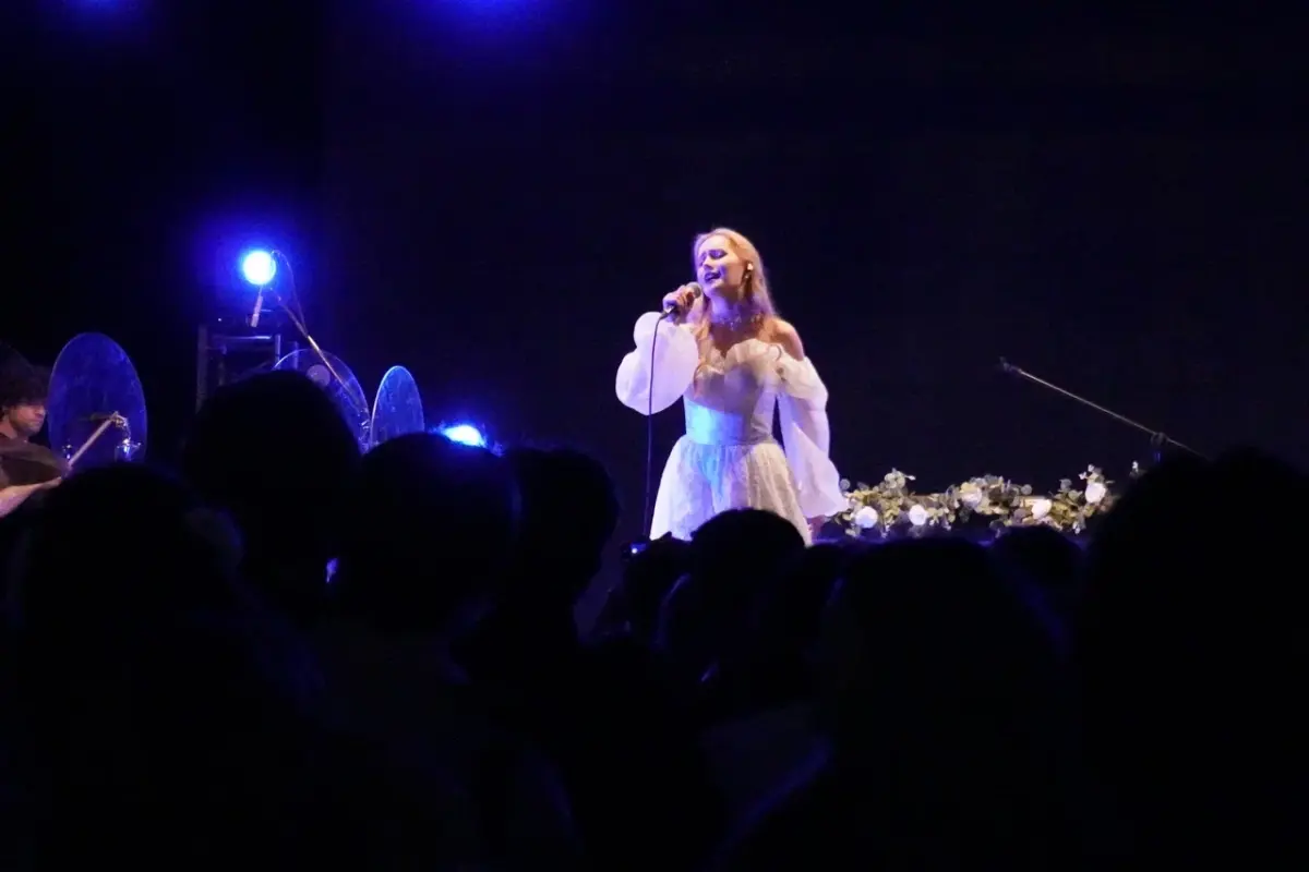 «Элли на маковом поле» исполняет песню «только любовь»//Фото: Валерия