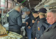 На Центральном рынке Ростова сотрудники пресекли незаконную торговлю рыбой и икрой