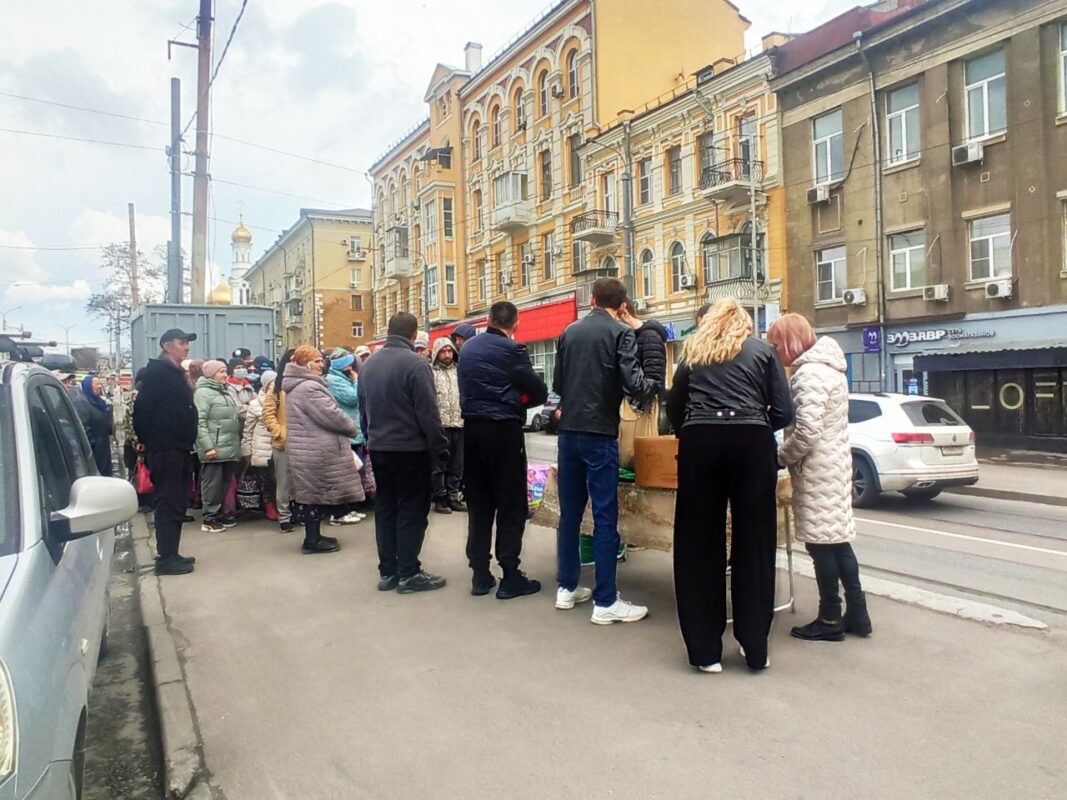 Сегодня на обед привезли макароны с сосиской, салат со свёклой – всё в герметичных контейнерах. //Фото Инна Лебедева  