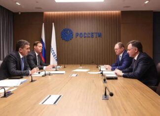 «Россети» увеличили инвестиционную программу в Ростовской области В Москве состоялась рабочая встреча Губернатора Ростовской области Юрия Слюсаря и главы Группы «Россети» Андрея Рюмина //Фото пресс-службы Россети-юг